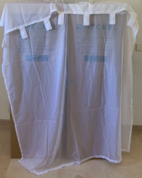 1 caja grande con cortinas blancas