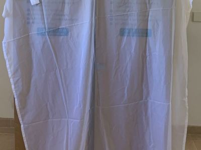 1 caja grande con cortinas blancas
