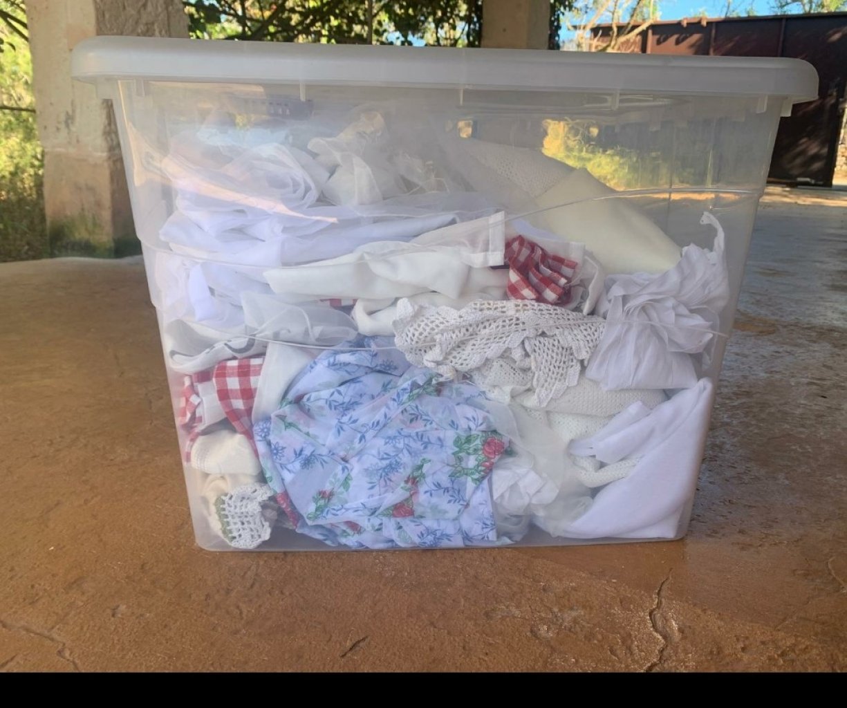 1 caja grande con cortinas blancas