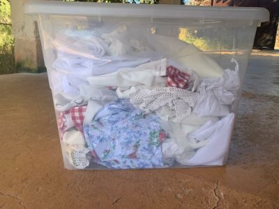 1 caja grande con cortinas blancas