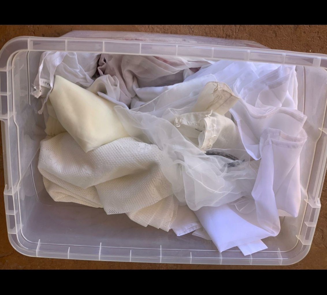 1 caja grande con cortinas blancas