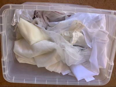 1 caja grande con cortinas blancas