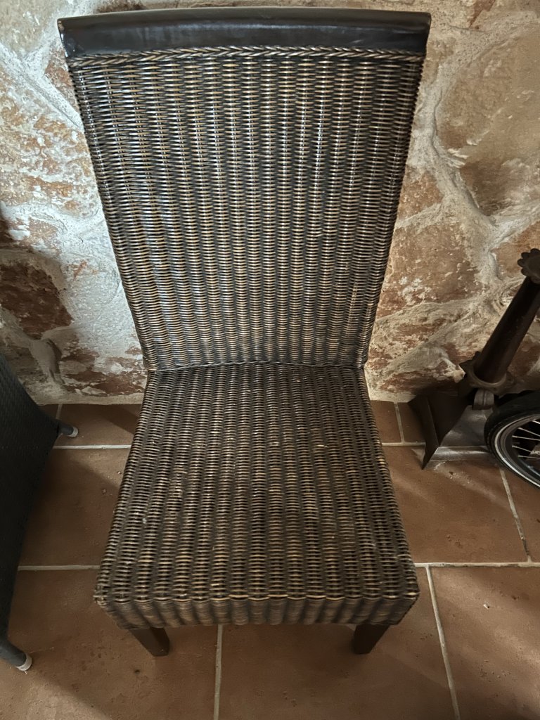 1 Rattanstuhl dunkelbraun mit dunklem Holz
