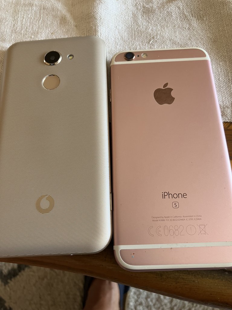1 Vodafone  V8 VDF 710 1Apple IPhone S6 plus eine OVP