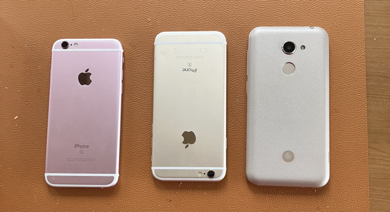 1 Vodafone V8 VDF 710 2 Apple iPhone S6 Plus, one original box