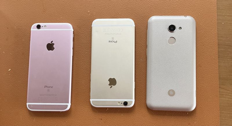 1 Vodafone V8 VDF 710 2 Apple iPhone S6 Plus, one original box