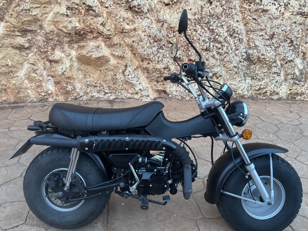 125 Honda Dax réplica — un auténtico imán de miradas