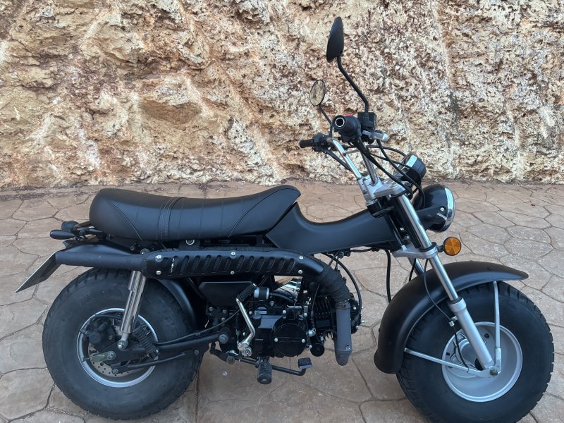125 Honda Dax réplica — un auténtico imán de miradas