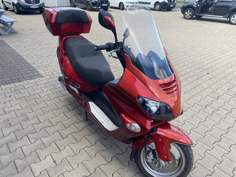 125cc scooter 1st owner / Euro 1,150 / Low mileage / D-maintained / Drivable with car license
