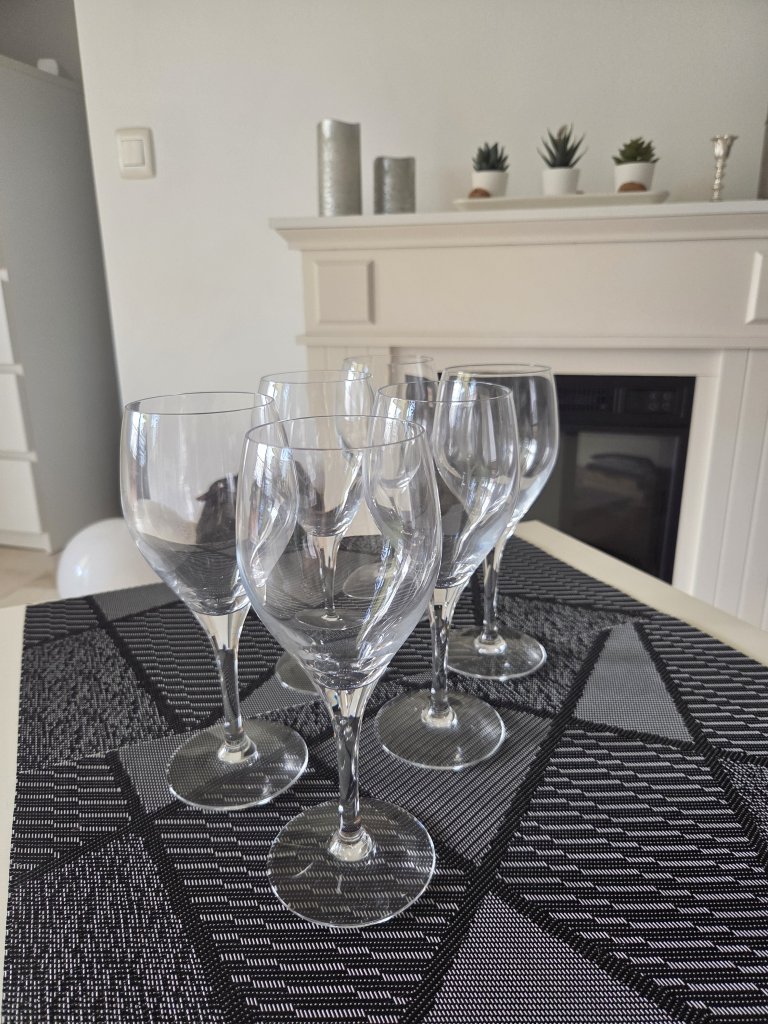 18-piece glassware set