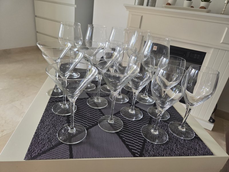 18-piece glassware set