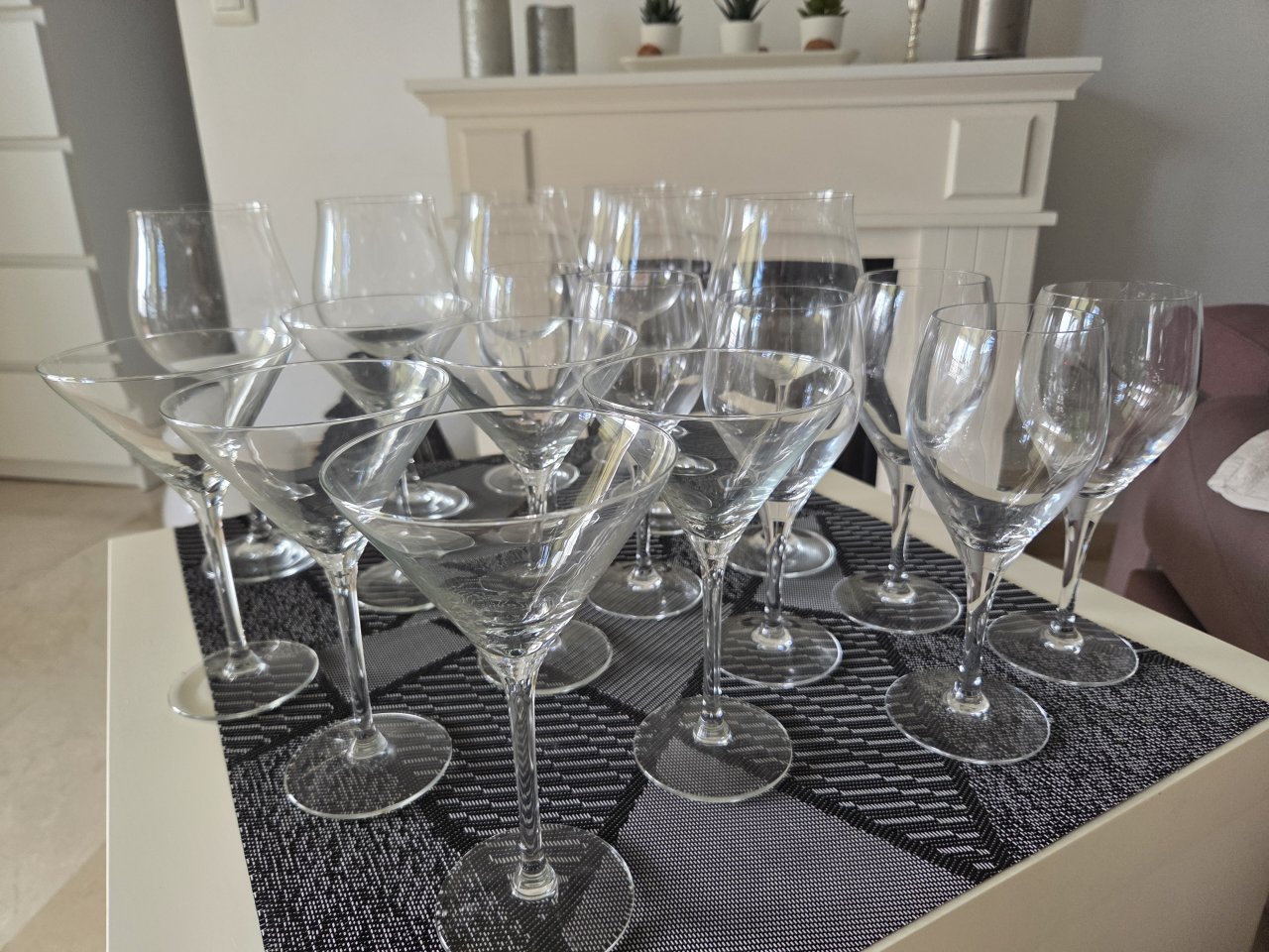 18-piece glassware set