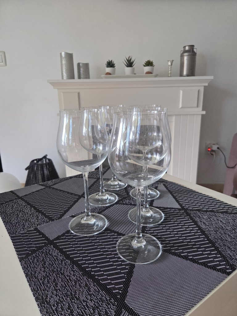 18-piece glassware set