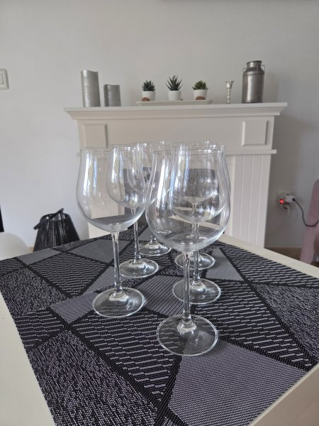 18-piece glassware set