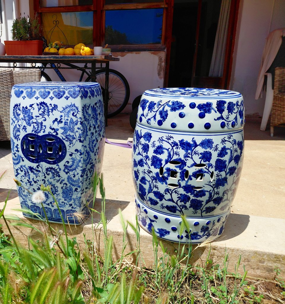 2 edle chinesische Porzellan-Garden-Stools / Beistelltische blau-weiß