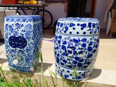 2 edle chinesische Porzellan-Garden-Stools / Beistelltische blau-weiß