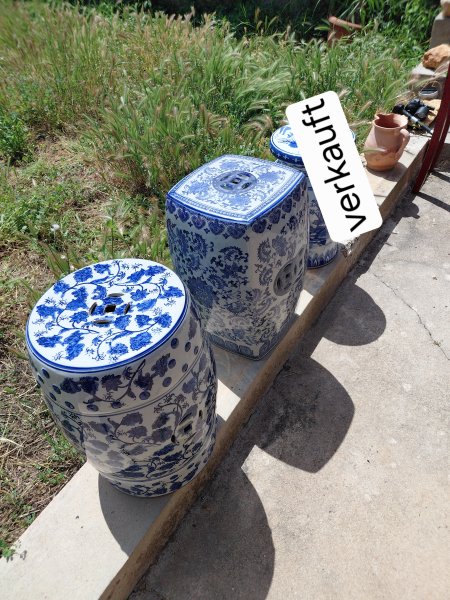 2 edle chinesische Porzellan-Garden-Stools / Beistelltische blau-weiß