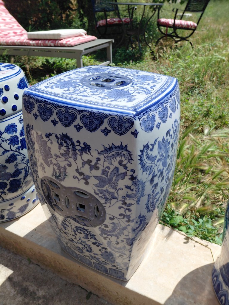 2 edle chinesische Porzellan-Garden-Stools / Beistelltische blau-weiß