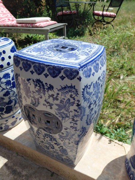 2 edle chinesische Porzellan-Garden-Stools / Beistelltische blau-weiß