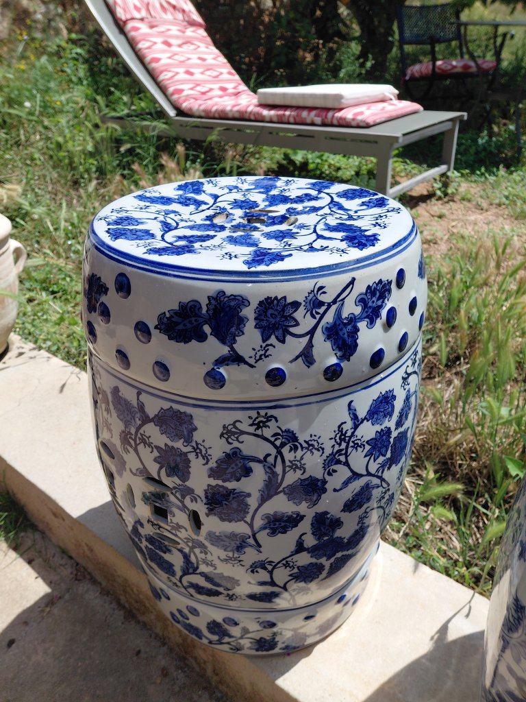 2 edle chinesische Porzellan-Garden-Stools / Beistelltische blau-weiß