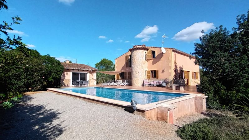 Finca de 2 plantas con 2 apartamentos separados, piscina y calefacción cerca de Campos--- F 213