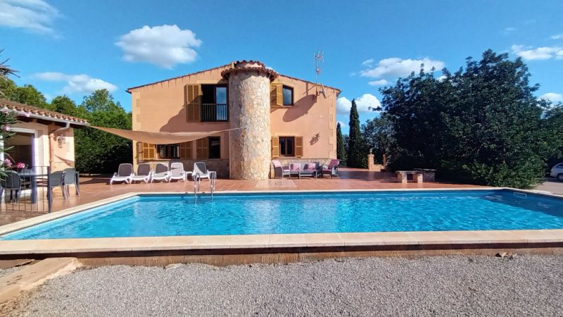 Finca de 2 plantas con 2 apartamentos separados, piscina y calefacción cerca de Campos--- F 213