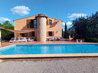 Finca de 2 plantas con 2 apartamentos separados, piscina y calefacción cerca de Campos--- F 213