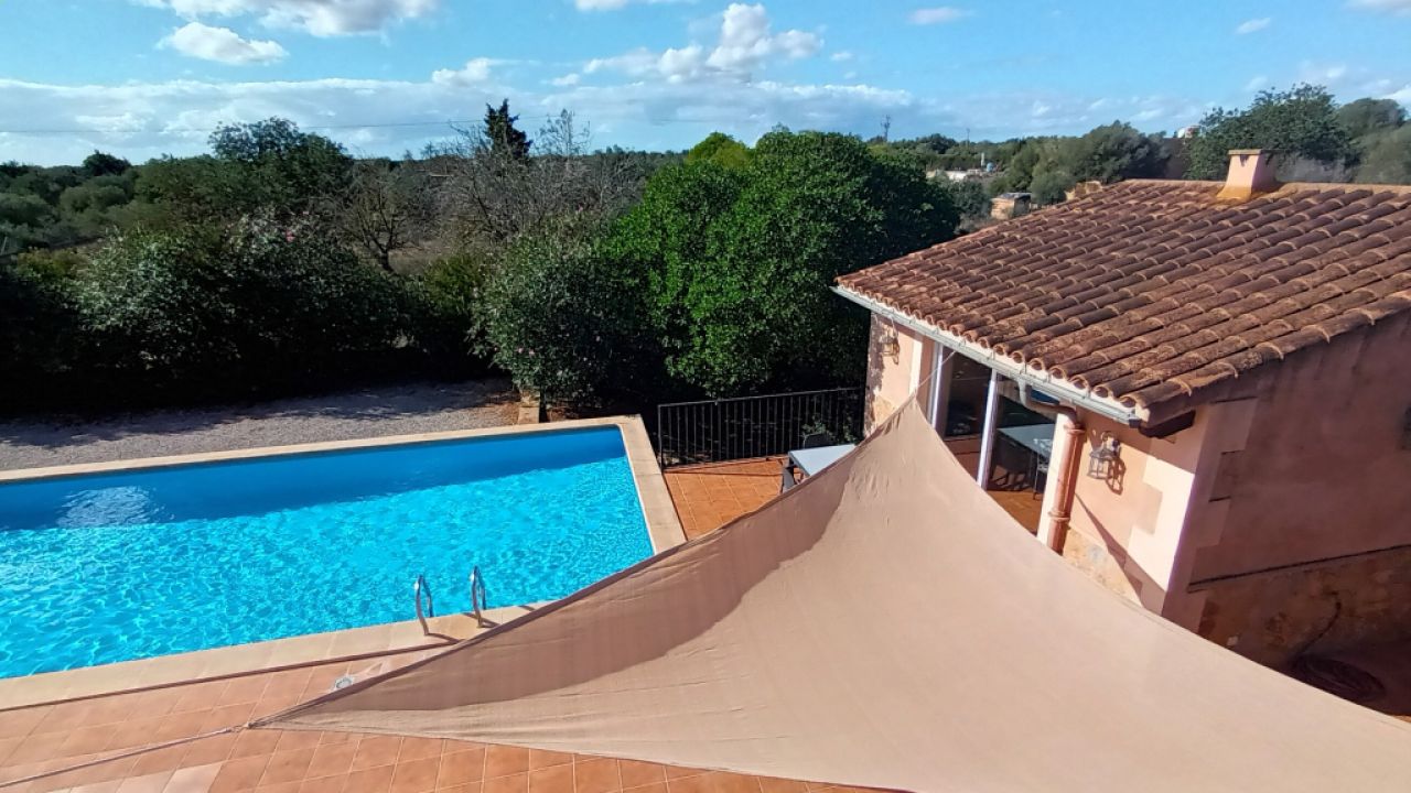 Finca de 2 plantas con 2 apartamentos separados, piscina y calefacción cerca de Campos--- F 213