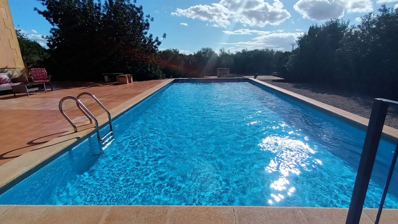 Finca de 2 plantas con 2 apartamentos separados, piscina y calefacción cerca de Campos--- F 213