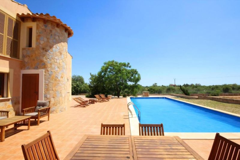 Finca de 2 plantas con 2 apartamentos separados, piscina y calefacción cerca de Campos--- F 213