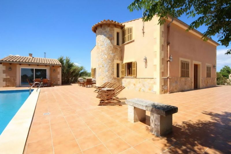 Finca de 2 plantas con 2 apartamentos separados, piscina y calefacción cerca de Campos--- F 213