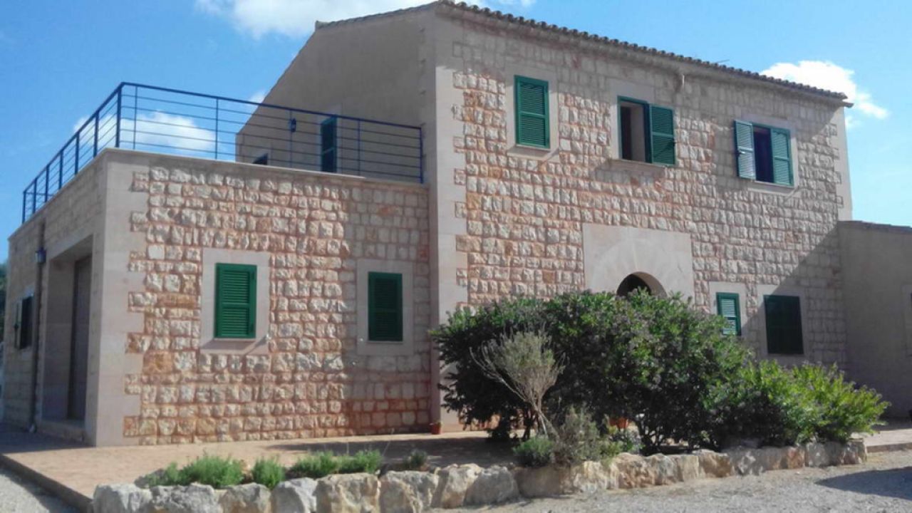 Finca de 2 plantas con piscina y pozo privado cerca de Santanyí --- F 27 VK