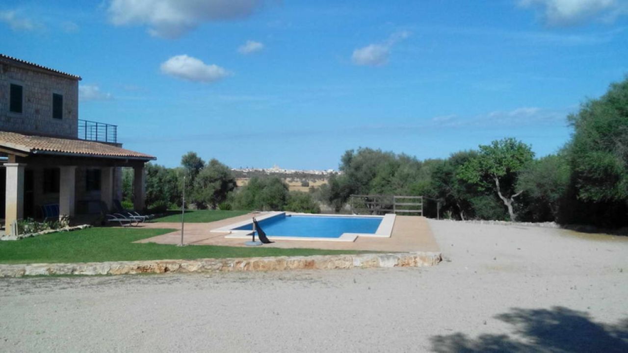 Finca de 2 plantas con piscina y pozo privado cerca de Santanyí --- F 27 VK