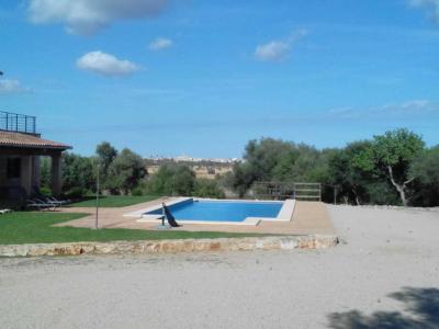 Finca de 2 plantas con piscina y pozo privado cerca de Santanyí --- F 27 VK