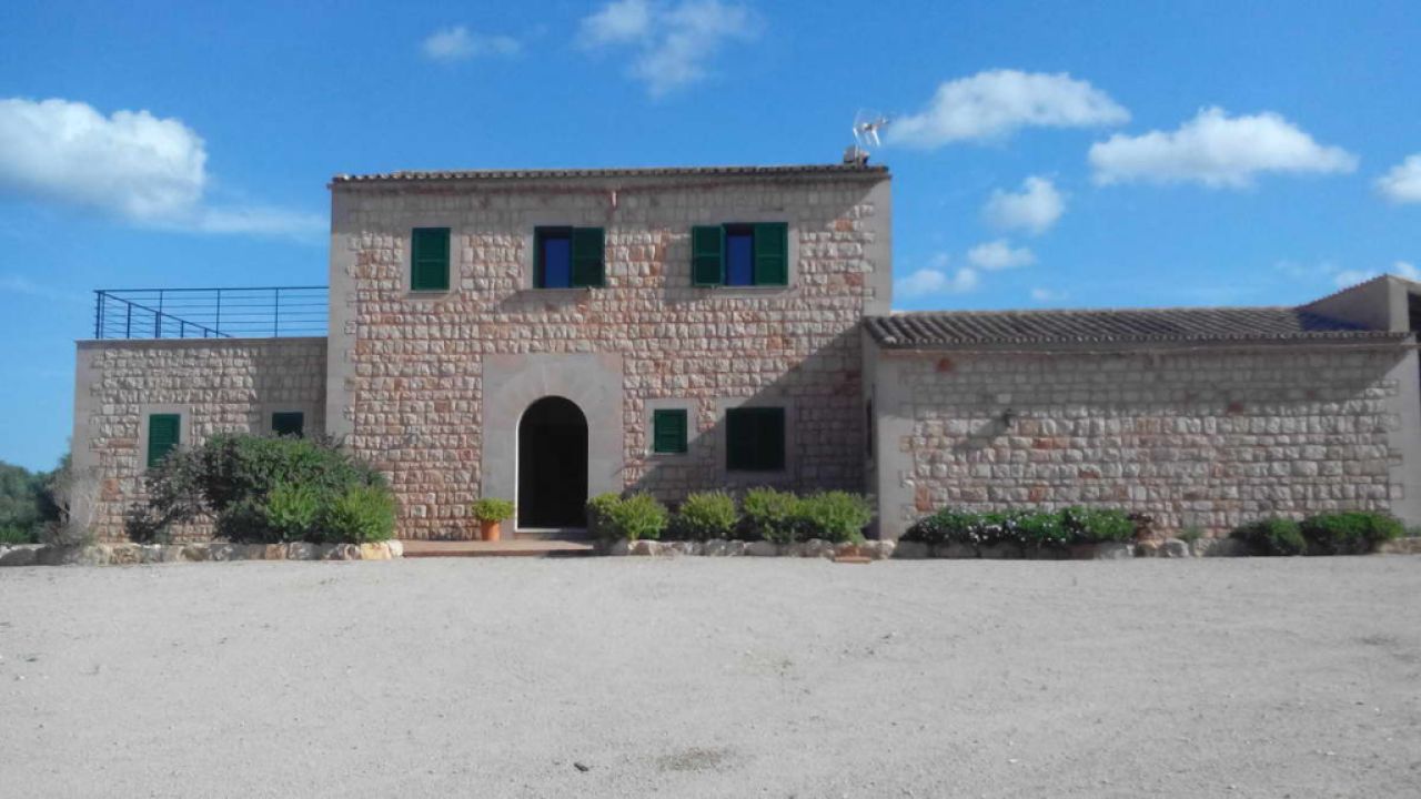 Finca de 2 plantas con piscina y pozo privado cerca de Santanyí --- F 27 VK