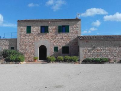 Finca de 2 plantas con piscina y pozo privado cerca de Santanyí --- F 27 VK