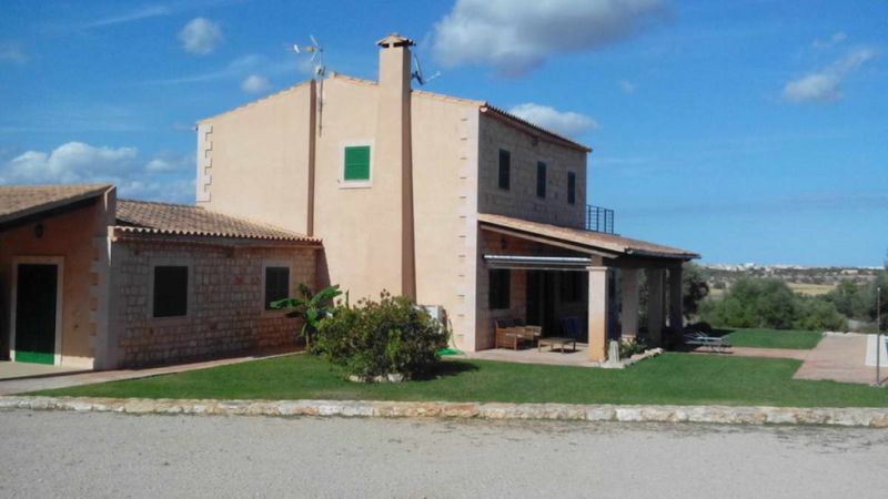 Finca de 2 plantas con piscina y pozo privado cerca de Santanyí --- F 27 VK