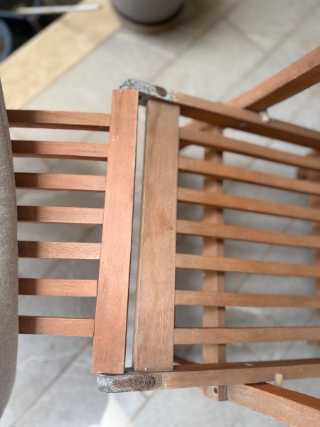 2 Gartenliegen aus Holz mit Fußteil, massiv mit Auflagen in beige