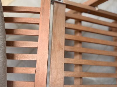 2 Gartenliegen aus Holz mit Fußteil, massiv mit Auflagen in beige