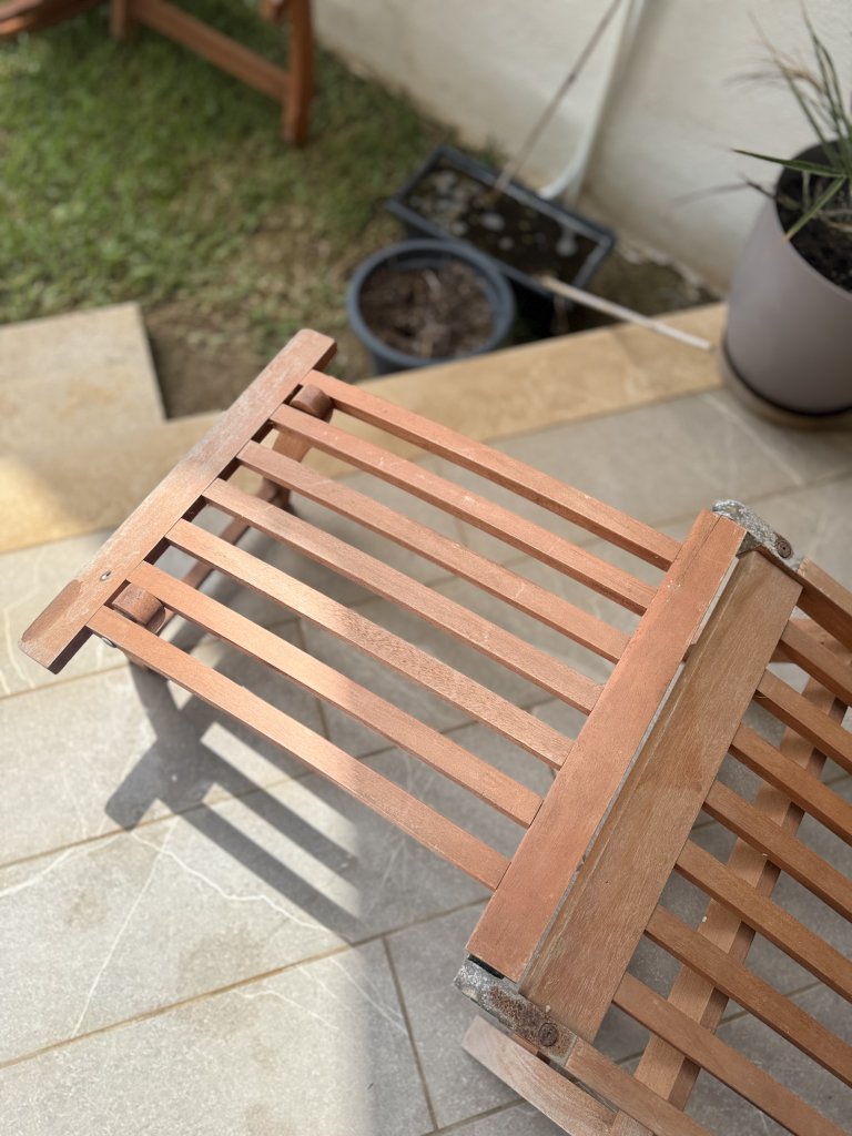2 Gartenliegen aus Holz mit Fußteil, massiv mit Auflagen in beige