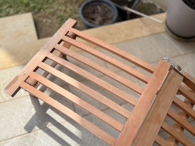 2 Gartenliegen aus Holz mit Fußteil, massiv mit Auflagen in beige