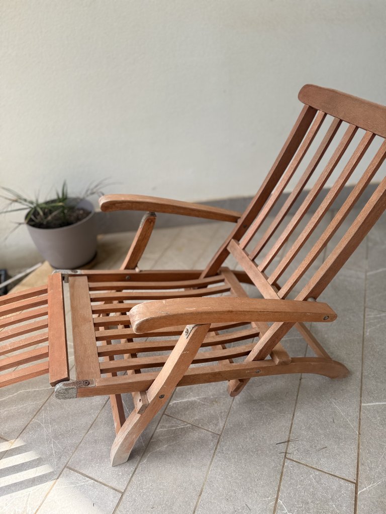 2 Gartenliegen aus Holz mit Fußteil, massiv mit Auflagen in beige