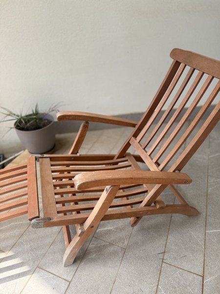 2 Gartenliegen aus Holz mit Fußteil, massiv mit Auflagen in beige
