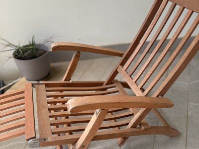 2 Gartenliegen aus Holz mit Fußteil, massiv mit Auflagen in beige