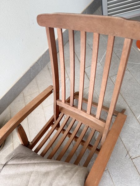 2 Gartenliegen aus Holz mit Fußteil, massiv mit Auflagen in beige