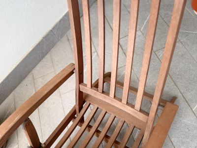 2 Gartenliegen aus Holz mit Fußteil, massiv mit Auflagen in beige