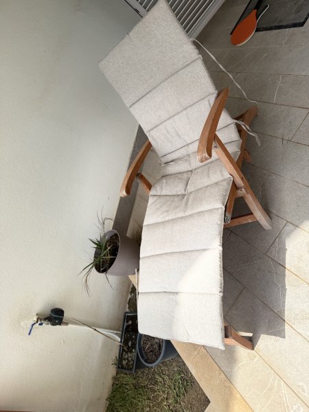 2 Gartenliegen aus Holz mit Fußteil, massiv mit Auflagen in beige