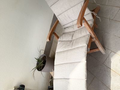 2 Gartenliegen aus Holz mit Fußteil, massiv mit Auflagen in beige