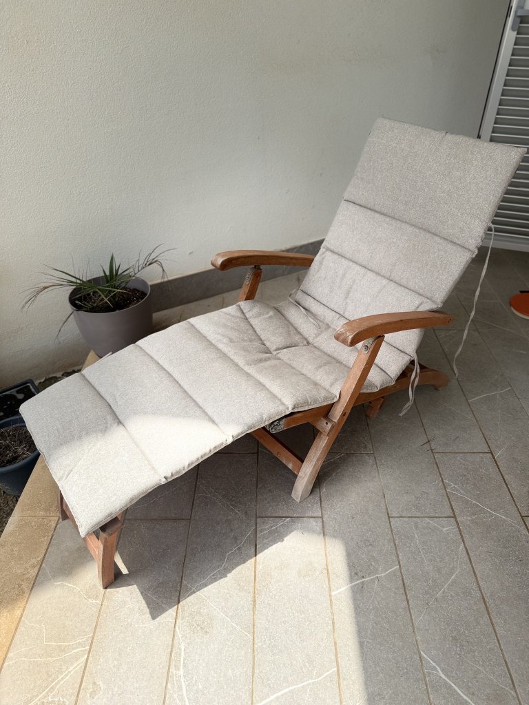 2 Gartenliegen aus Holz mit Fußteil, massiv mit Auflagen in beige