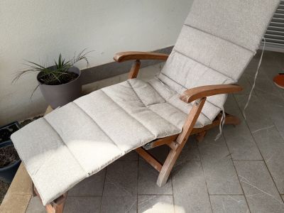 2 Gartenliegen aus Holz mit Fußteil, massiv mit Auflagen in beige